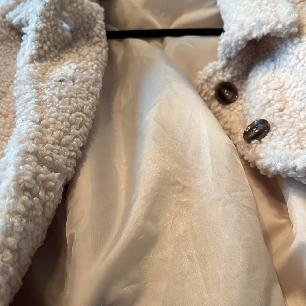 Shinestar Sherpa cream trench coat w lining, tortoise shell buttons. Belt - Picture 9 of 12
